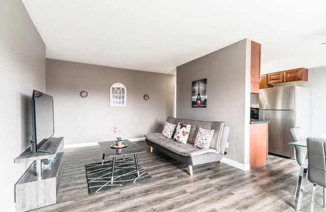 Spacious 2BR King Bed Apt, near DT Hamilton!