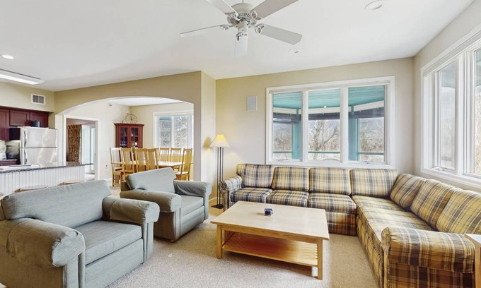 Jeffersonville Condo | 153 m² Condo ∙ 3 bedrooms ∙ 8 guests