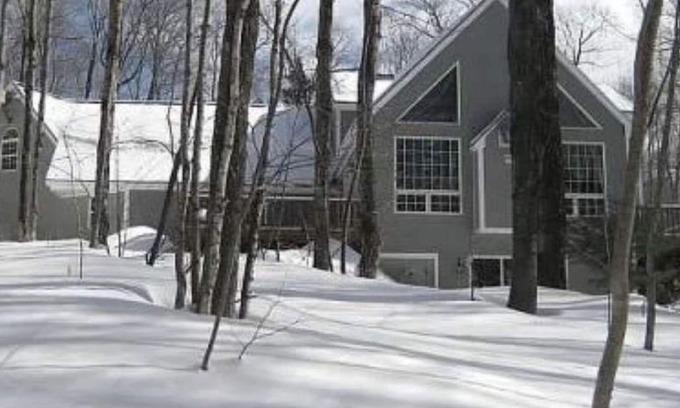 West Dover House | Beautiful, upscale skier & leafer sanctuary at Mount Snow - Pet Friendly !