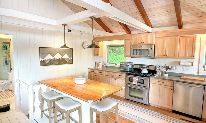 Waitsfield House | Chalet Valhalla with Hot Tub right next to Sugarbush Resort