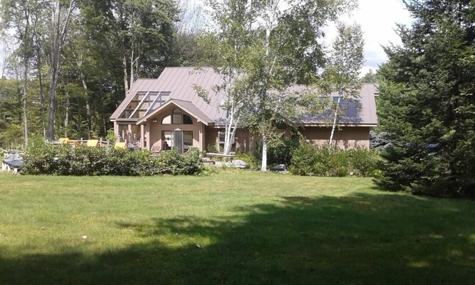 South Londonderry House | Contemporary ski retreat next to Magic Mountain, hot tub, pool table.