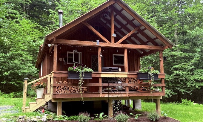 East Arlington Cabin | Cozy Mountain Cabin in Sunderland, VT