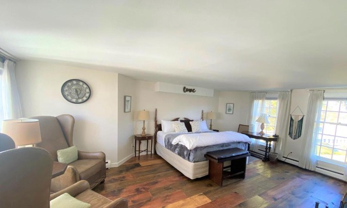 West Dover House | Farmhouse 1 - Farm Road Estate - 3 mi to Mt Snow