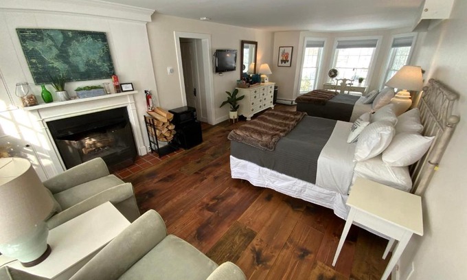 West Dover House | Farmhouse 2 - Farm Road Estate - 3mi to Mt Snow