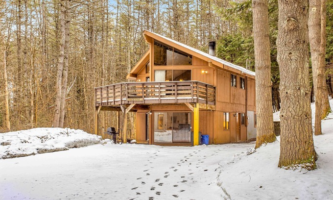 Quechee House | Great home near Main St - washer/dryer, fireplace, Quechee Club access available