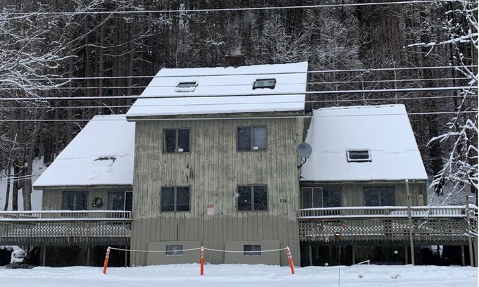 Pittsfield House | NEW! Large 5-bedroom family-friendly home with WiFi and office