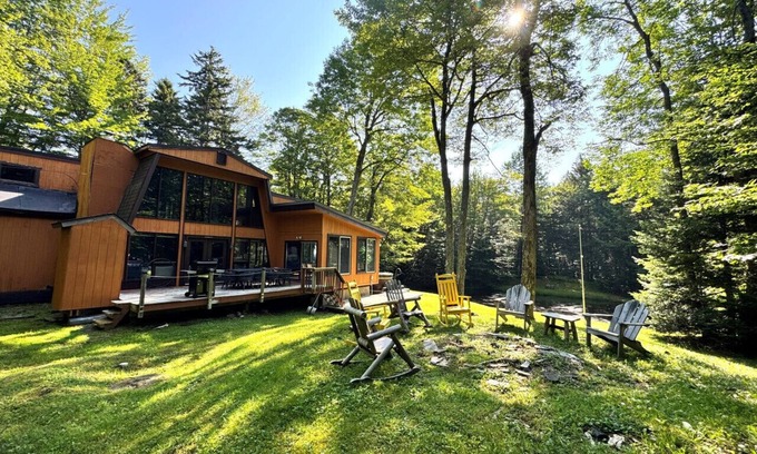 West Dover House | Nordic Chalet- Min to Mt Snow and Haystack. Hot tub, Sauna, Pond