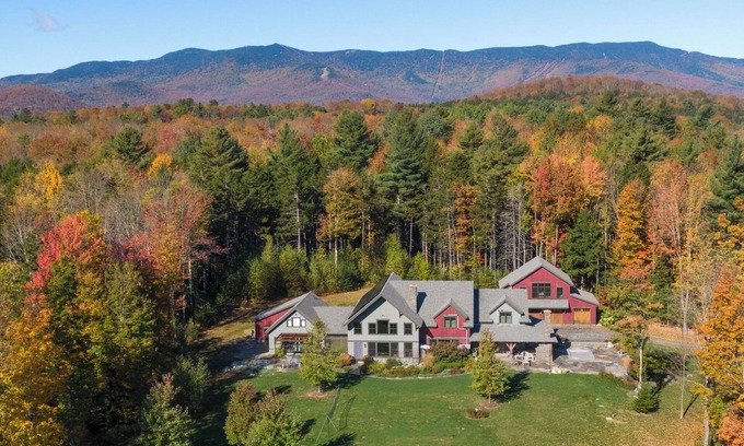 Warren House | The Vines - 6000 sq. ft. Luxury Estate with Hot Tub & Mountain Views