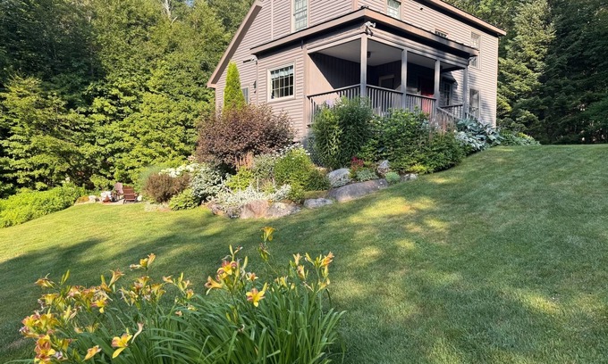 Londonderry House | Timber frame ski chalet w/hot tub & fireplace - pet friendly.
