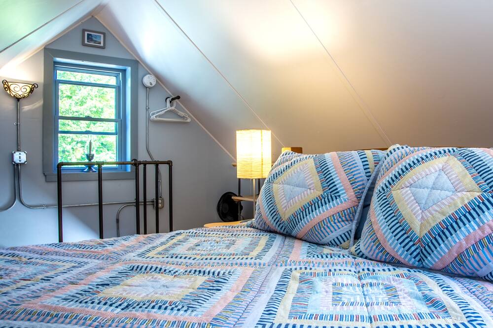 Photo of Bedroom in Roxbury