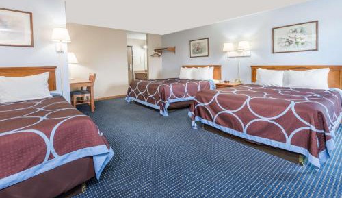 Three Queen Bed Suite - Non-Smoking