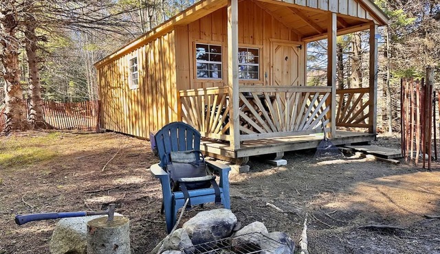 Cozy Off-Grid Cabin with Breathtaking Serene Views for a Peaceful Getaway Surrounded by Nature in Barton, Vermont