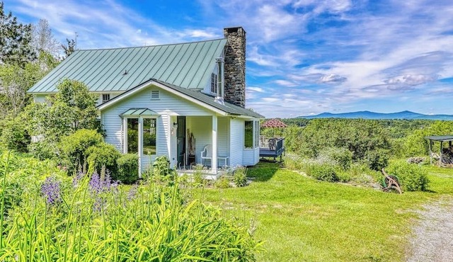 Dog-friendly house with picturesque mountain view & near skiing - close to Okemo