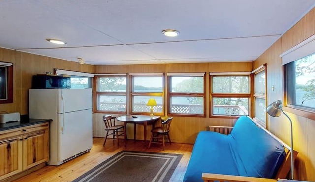 Dog-friendly bay-front cabin w/screened in porch & great views - next to trails