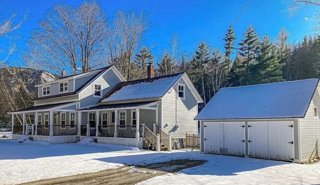 Sunny, dog-friendly home with a fenced yard, washer/dryer