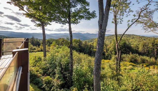 Peaceful luxurious retreat with stunning mountain views & nearby skiing/hikes!