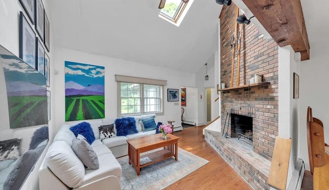 Awesome Cottage with Fireplace and Swimming Pool in Sunderland, Vermont
